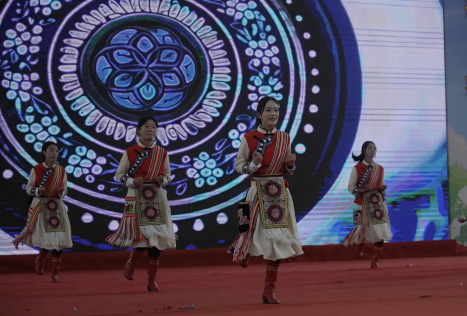 香职新闻|奋进在教育强国大路上,沿着习近平总书记指引的方向砥砺前行—记学院校2024年秋季学期开学典礼暨第四十个教师节活动(图15) 香职新闻|奋进在教育强国大路上,沿着习近平总书记指引的方向砥砺前行—记学院校2024年秋季学期开学典礼暨第四十个教师节活动(图15)