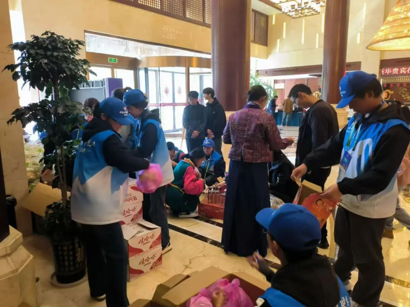 香职新闻｜践行志愿精神 彰显学院风采—学院组织27名大学生志愿者参加2024中国户外运动产业大会活动(图1)