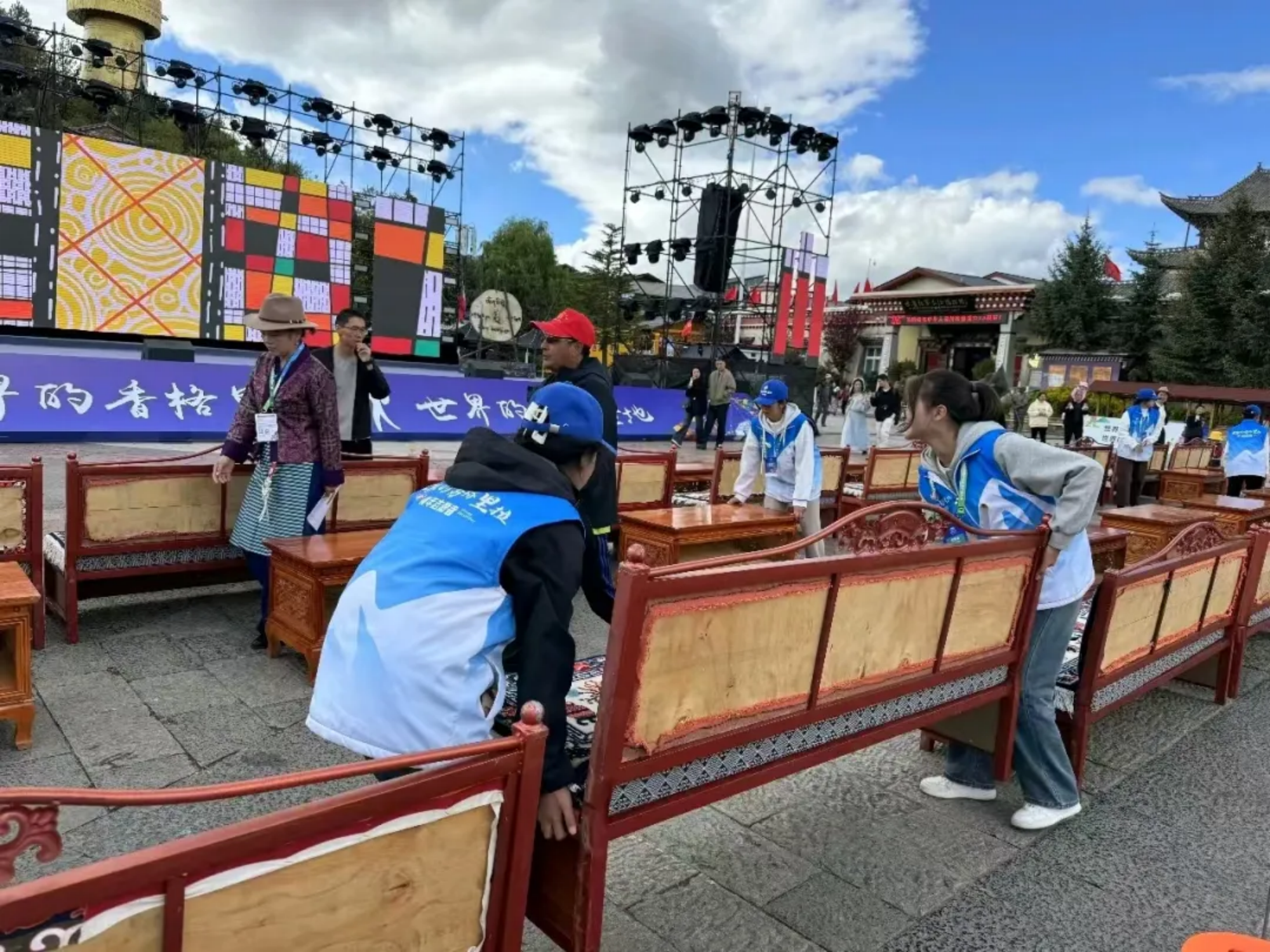 香职新闻｜践行志愿精神 彰显学院风采—学院组织27名大学生志愿者参加2024中国户外运动产业大会活动(图3)