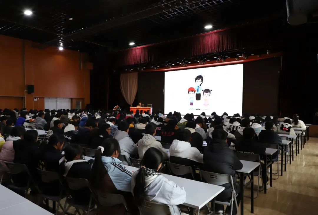 香职新闻｜ “大力弘扬宪法精神，齐心共建法治校园”暨第十一个“法治宣传周”宪法进校园活动启动(图2)