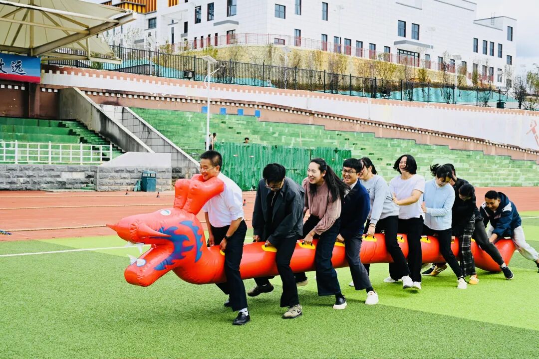 香职动态 | 院校举办“躬耕教坛,强健体魄”教师节趣味运动会(图4) 院校举办“躬耕教坛,强健体魄”教师节趣味运动会(图3)
