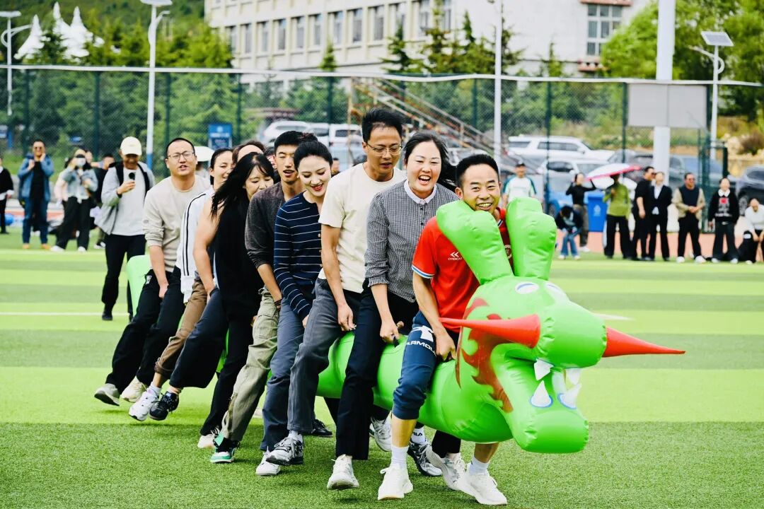 香职动态 | 院校举办“躬耕教坛,强健体魄”教师节趣味运动会(图9) 院校举办“躬耕教坛,强健体魄”教师节趣味运动会(图8)