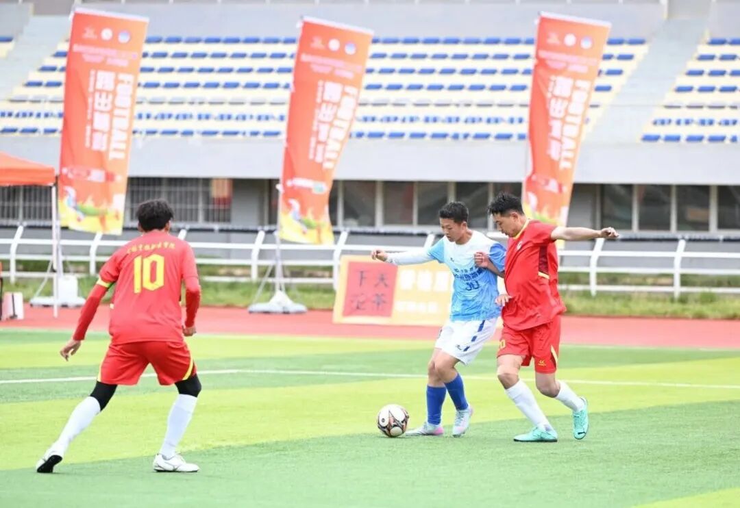 香格里拉职业学院足球队荣获第二十二届“高原杯”季军 展现拼搏精神与团队风采(图2)