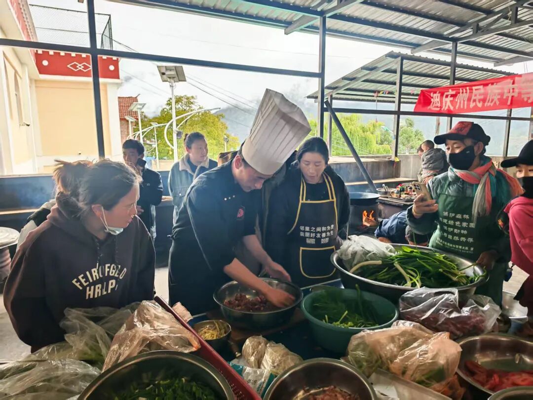 院（校）师生冒雨入村  倾情助力乡村振兴(图1)
