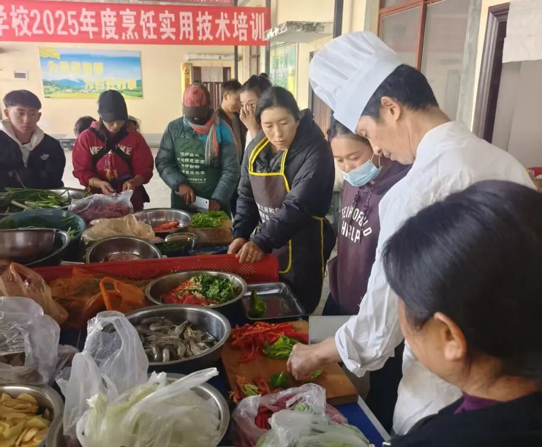 院（校）师生冒雨入村  倾情助力乡村振兴(图2)