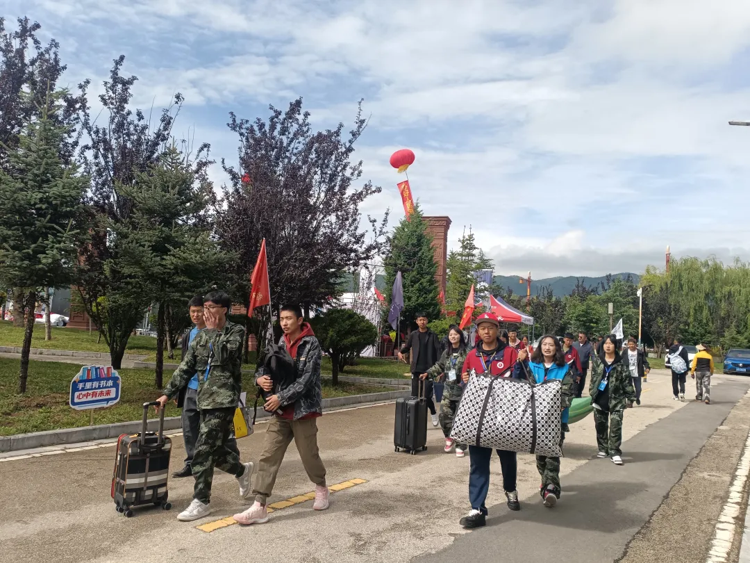 香职新闻|感恩“香”遇 “新”程启航--香格里拉职业学院 迪庆州民族中等专业学校2024年新生入学现场热辣滚烫(图4) 香职新闻|感恩“香”遇 “新”程启航--香格里拉职业学院 迪庆州民族中等专业学校2024年新生入学现场热辣滚烫(图4)