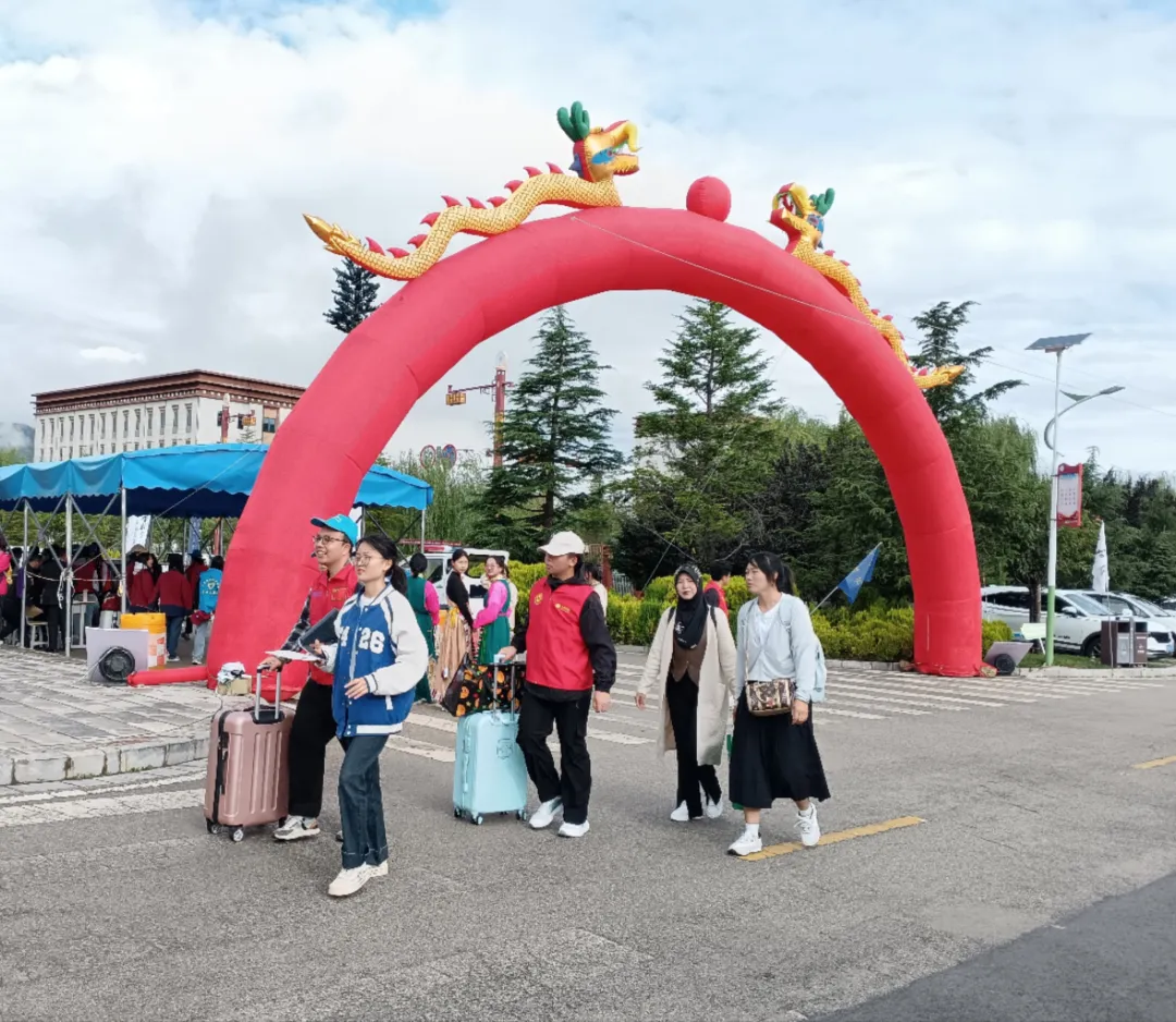 香职新闻|感恩“香”遇 “新”程启航--香格里拉职业学院 迪庆州民族中等专业学校2024年新生入学现场热辣滚烫(图10) 香职新闻|感恩“香”遇 “新”程启航--香格里拉职业学院 迪庆州民族中等专业学校2024年新生入学现场热辣滚烫(图10)