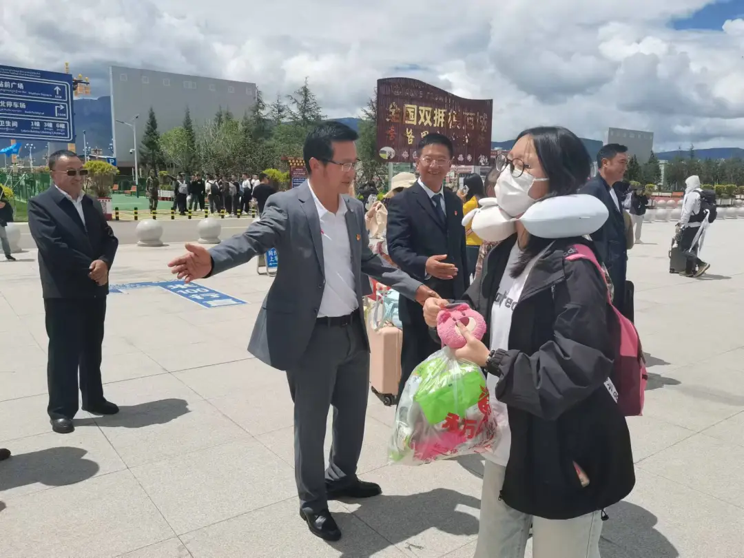 香职新闻|感恩“香”遇 “新”程启航--香格里拉职业学院 迪庆州民族中等专业学校2024年新生入学现场热辣滚烫(图14) 香职新闻|感恩“香”遇 “新”程启航--香格里拉职业学院 迪庆州民族中等专业学校2024年新生入学现场热辣滚烫(图14)