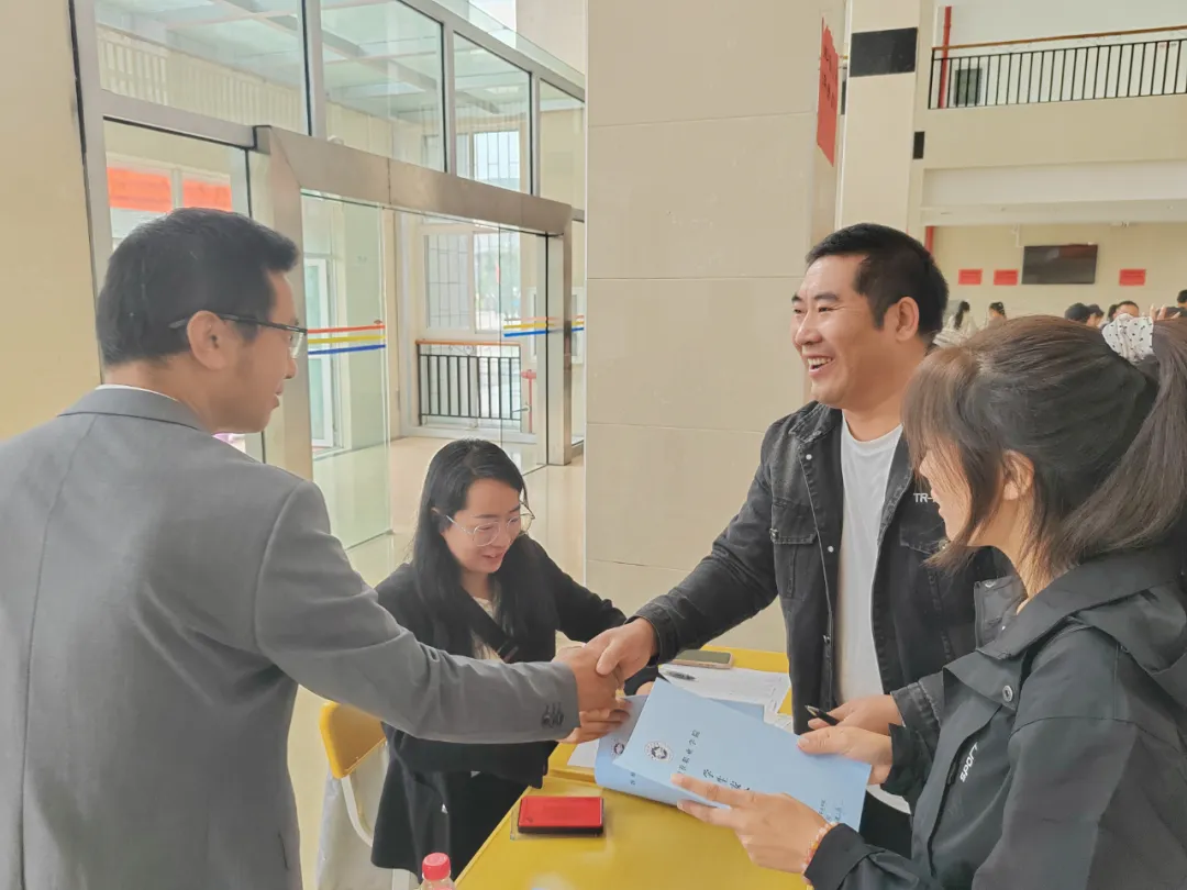 香职新闻|感恩“香”遇 “新”程启航--香格里拉职业学院 迪庆州民族中等专业学校2024年新生入学现场热辣滚烫(图16) 香职新闻|感恩“香”遇 “新”程启航--香格里拉职业学院 迪庆州民族中等专业学校2024年新生入学现场热辣滚烫(图16)