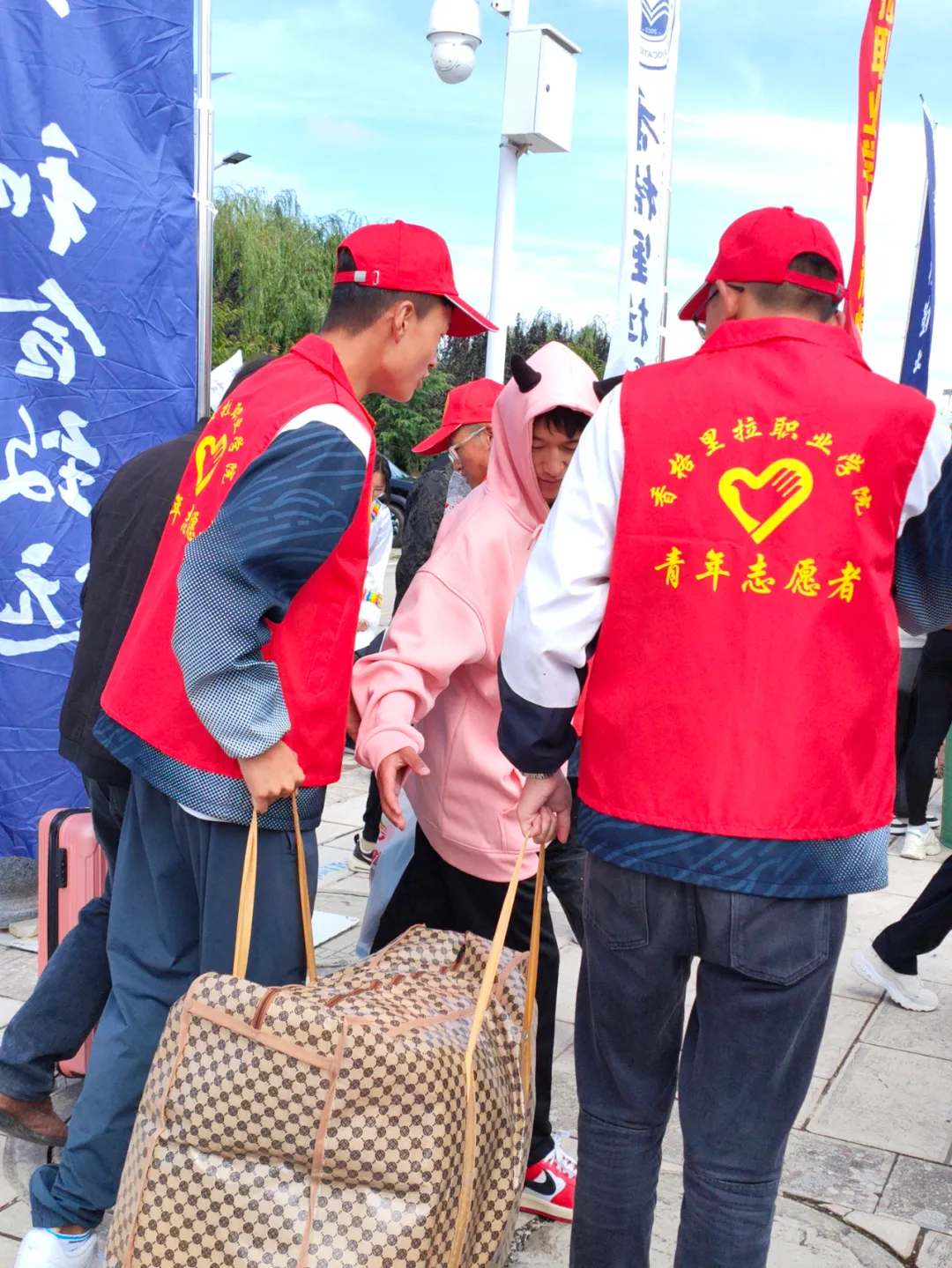 香职新闻|感恩“香”遇 “新”程启航--香格里拉职业学院 迪庆州民族中等专业学校2024年新生入学现场热辣滚烫(图22) 香职新闻|感恩“香”遇 “新”程启航--香格里拉职业学院 迪庆州民族中等专业学校2024年新生入学现场热辣滚烫(图22)