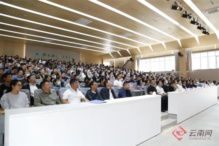 全国高校“传承红色基因、学思践悟中国共产党人精神谱系”云南省示范宣讲活动在昆明举行(图8) 全国高校“传承红色基因、学思践悟中国共产党人精神谱系”云南省示范宣讲活动在昆明举行(图8)