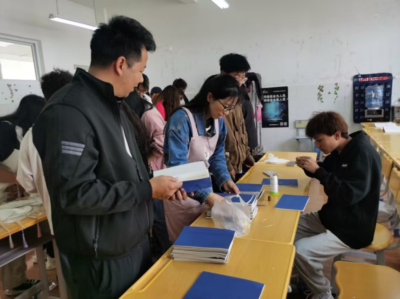 香职新闻｜古籍保护进校园 文明薪火燃少年—院校组织开展古籍保护与传承暨古籍保护进校园公益活动(图2)