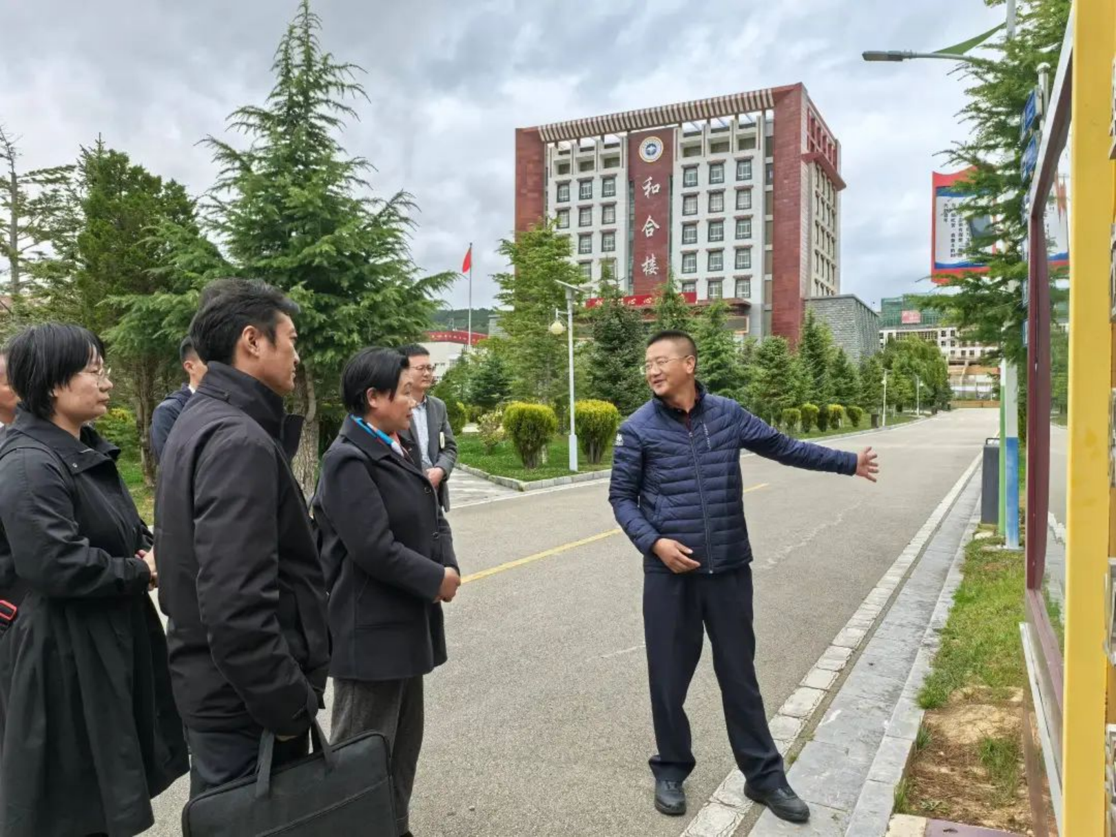 香职新闻｜两校合作谋发展 教育共建谱新篇—丽江师范学院朱桂香副校长一行到校调研指导工作(图1)