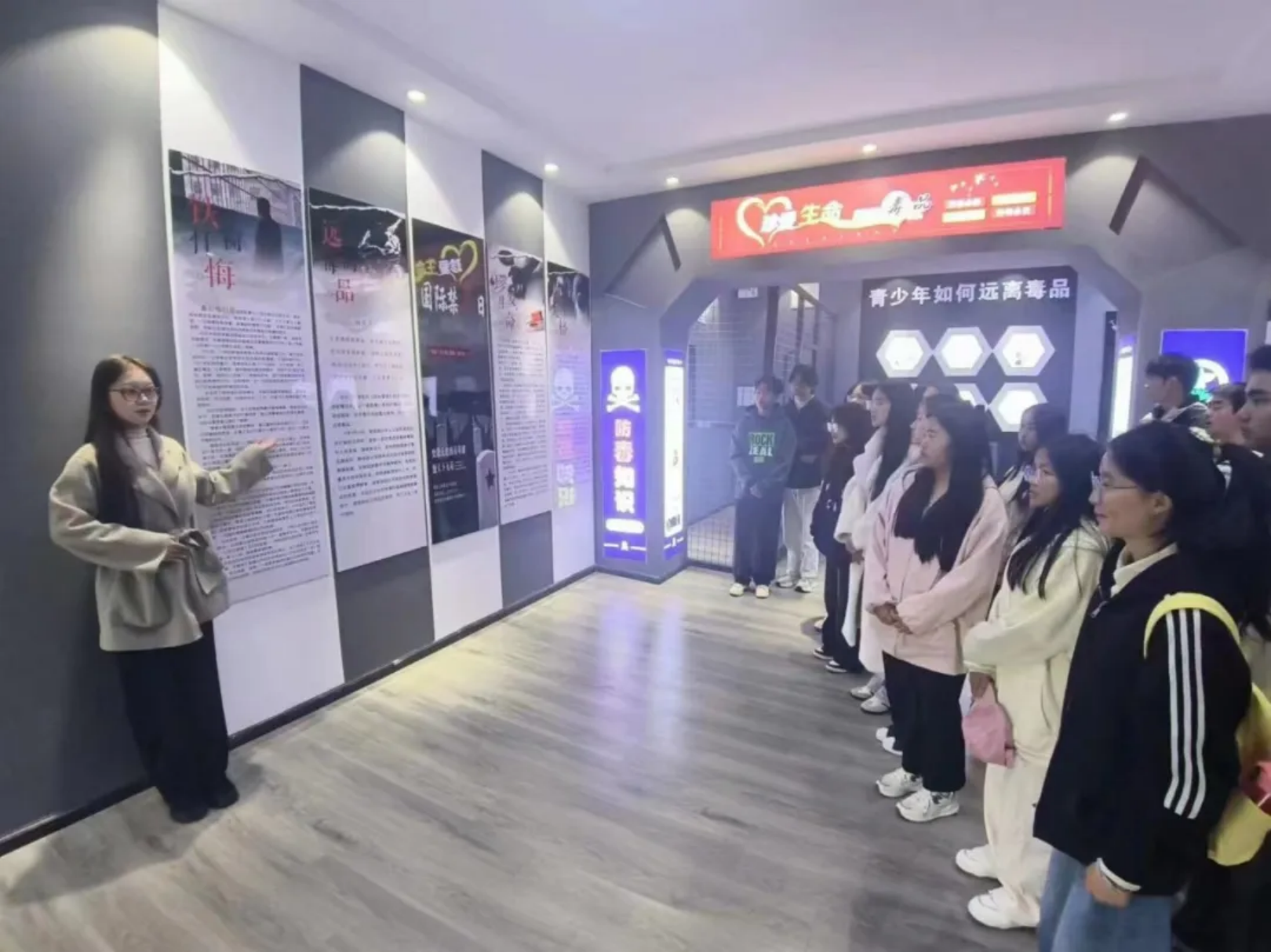 香职新闻|走进禁毒教育基地 筑牢禁毒安全防线--香格里拉职业学院组织开展毒品预防教育活动(图3) 香职新闻|走进禁毒教育基地 筑牢禁毒安全防线--香格里拉职业学院组织开展毒品预防教育活动(图3)