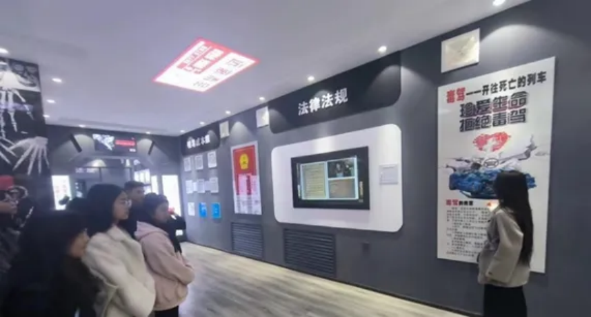 香职新闻|走进禁毒教育基地 筑牢禁毒安全防线--香格里拉职业学院组织开展毒品预防教育活动(图5) 香职新闻|走进禁毒教育基地 筑牢禁毒安全防线--香格里拉职业学院组织开展毒品预防教育活动(图5)