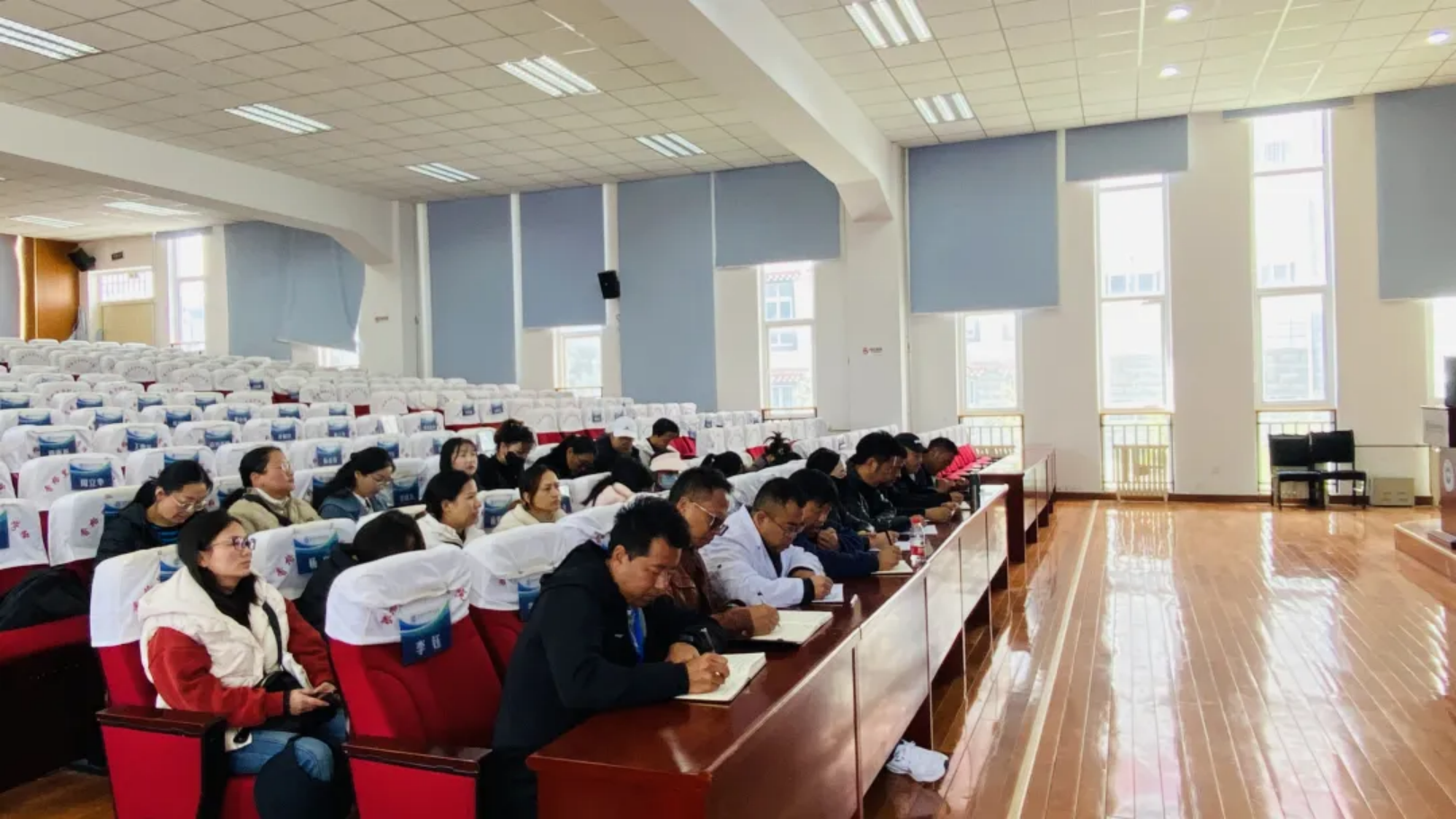 香职新闻｜滇西应用技术大学迪庆学院召开第五次毕业生就业推进专题会(图2)