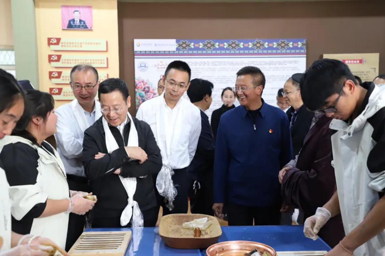 香职新闻｜企业关爱促发展 携手共进谱新篇—中国旅游集团到我校调研(图2)