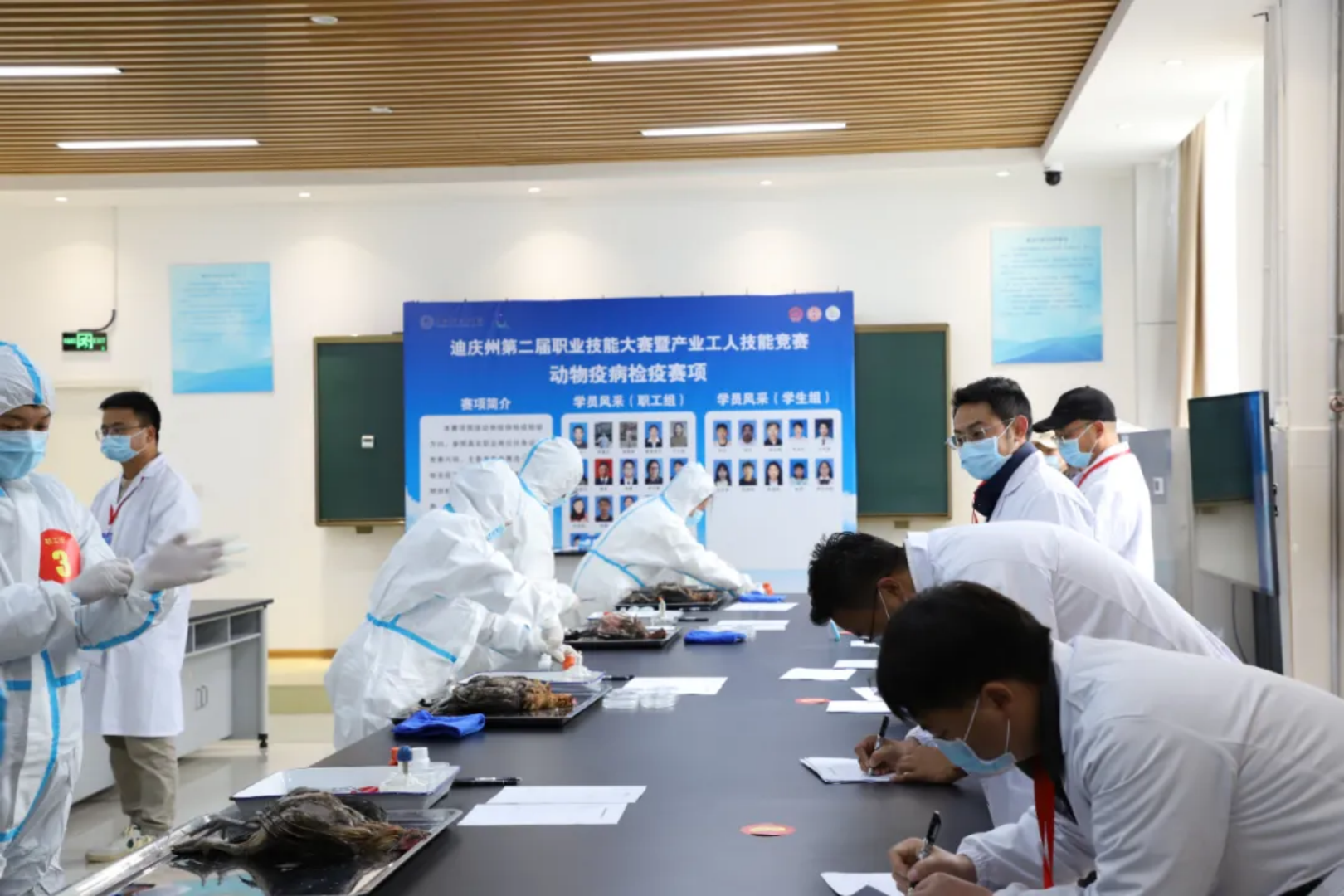 香职新闻|匠心筑梦 技能成才—迪庆州第二届职业技能大赛暨产业工人技能竞赛在香格里拉职业学院开赛(图14) 香职新闻|匠心筑梦 技能成才—迪庆州第二届职业技能大赛暨产业工人技能竞赛在香格里拉职业学院开赛(图14)