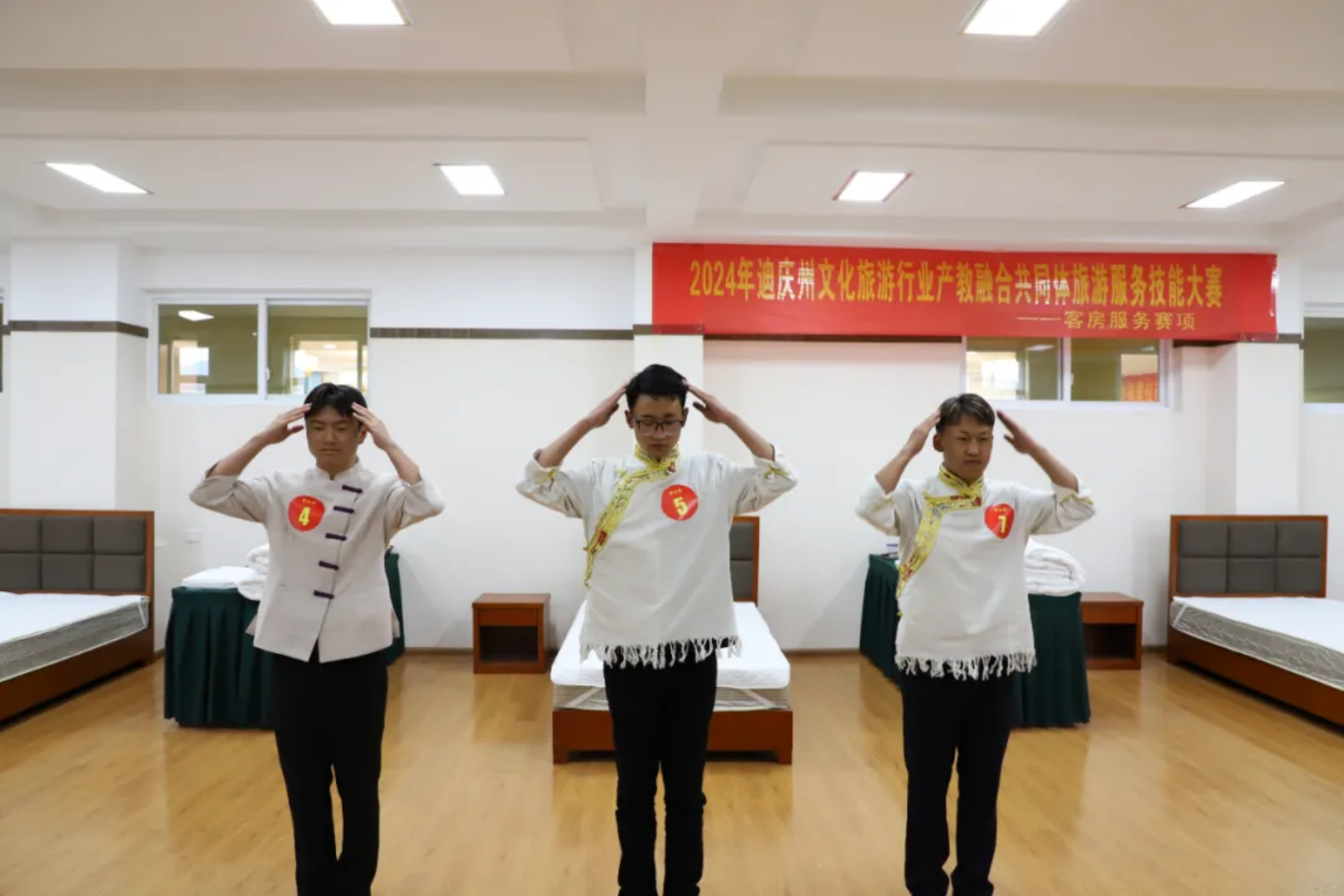 香职新闻|匠心筑梦 技能成才—迪庆州第二届职业技能大赛暨产业工人技能竞赛在香格里拉职业学院开赛(图7) 香职新闻|匠心筑梦 技能成才—迪庆州第二届职业技能大赛暨产业工人技能竞赛在香格里拉职业学院开赛(图7)