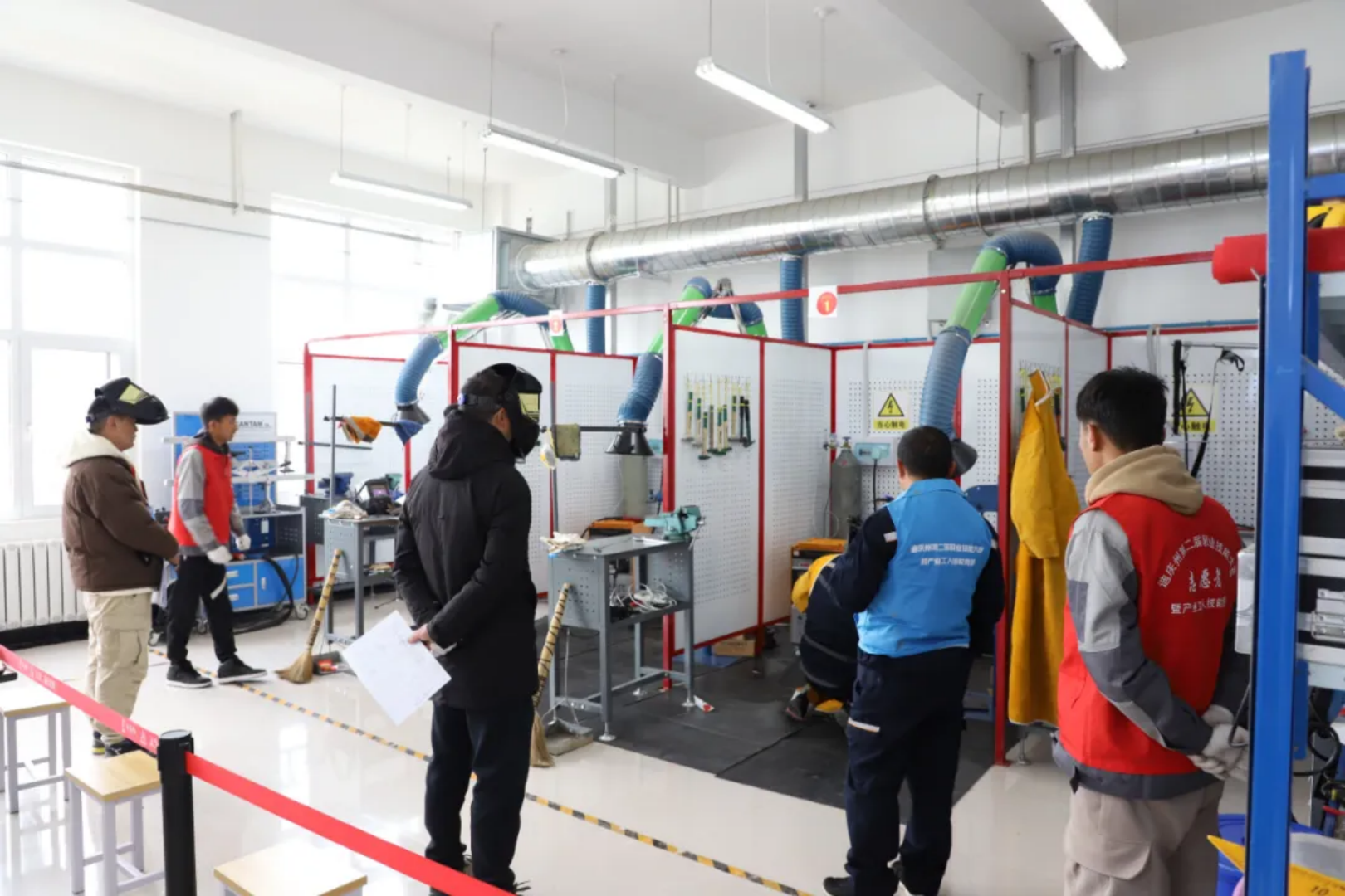 香职新闻|匠心筑梦 技能成才—迪庆州第二届职业技能大赛暨产业工人技能竞赛在香格里拉职业学院开赛(图12) 香职新闻|匠心筑梦 技能成才—迪庆州第二届职业技能大赛暨产业工人技能竞赛在香格里拉职业学院开赛(图12)